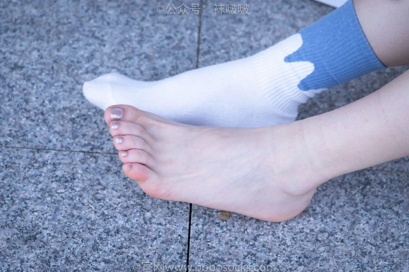 [BoBoSocks袜啵啵]NO.028 小米-运动鞋、白棉袜、裸足 [133P]插图4